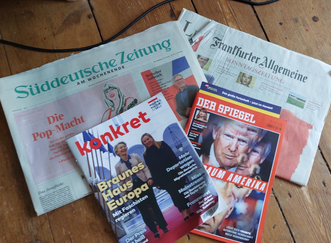Zeitungen und Zeitschriften auf dem Dielenboden: Spiegel, FAZ, Süddeutsche, konkret
