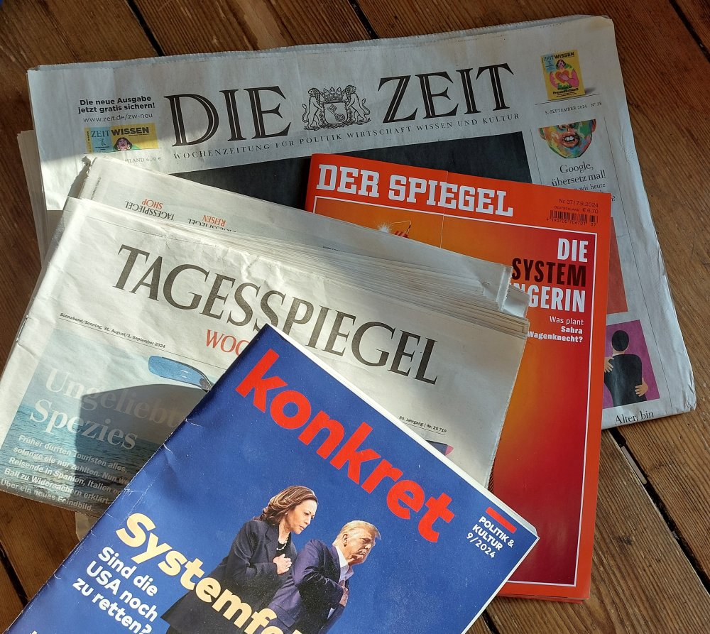 Zeitungen auf dem Fußboden: Zeit, Spiegel, Tagesspiegel, konkret