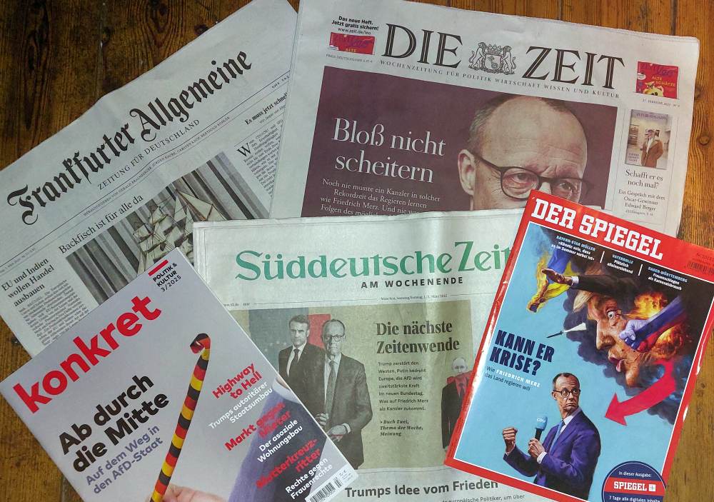 Zeitungen auf dem Boden: Franfurter Allgemeine, Die Zeit, konkret, Süddeutsche Zeitung, Der Spiegel